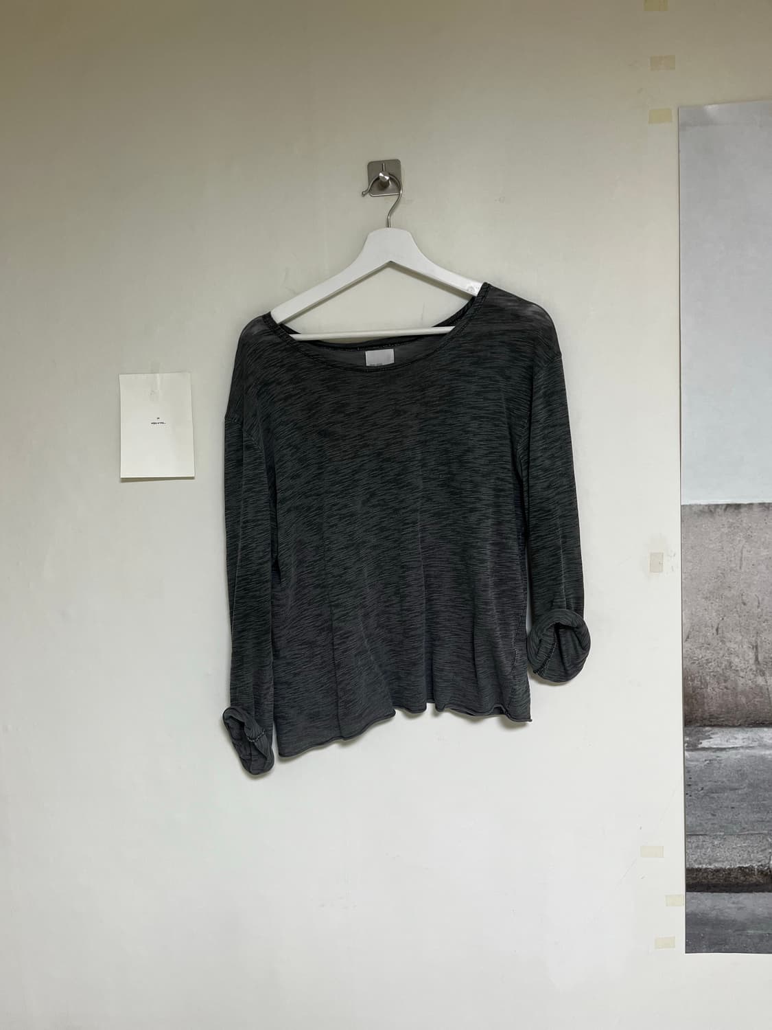 모노프리베 텍스쳐드 롤 롱슬리브 차콜 상품이미지2