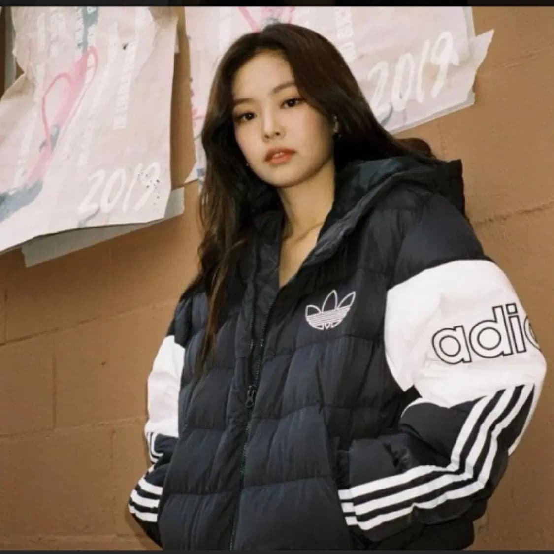 제니 아디다스 우먼즈 크롭 숏패딩 상품이미지1