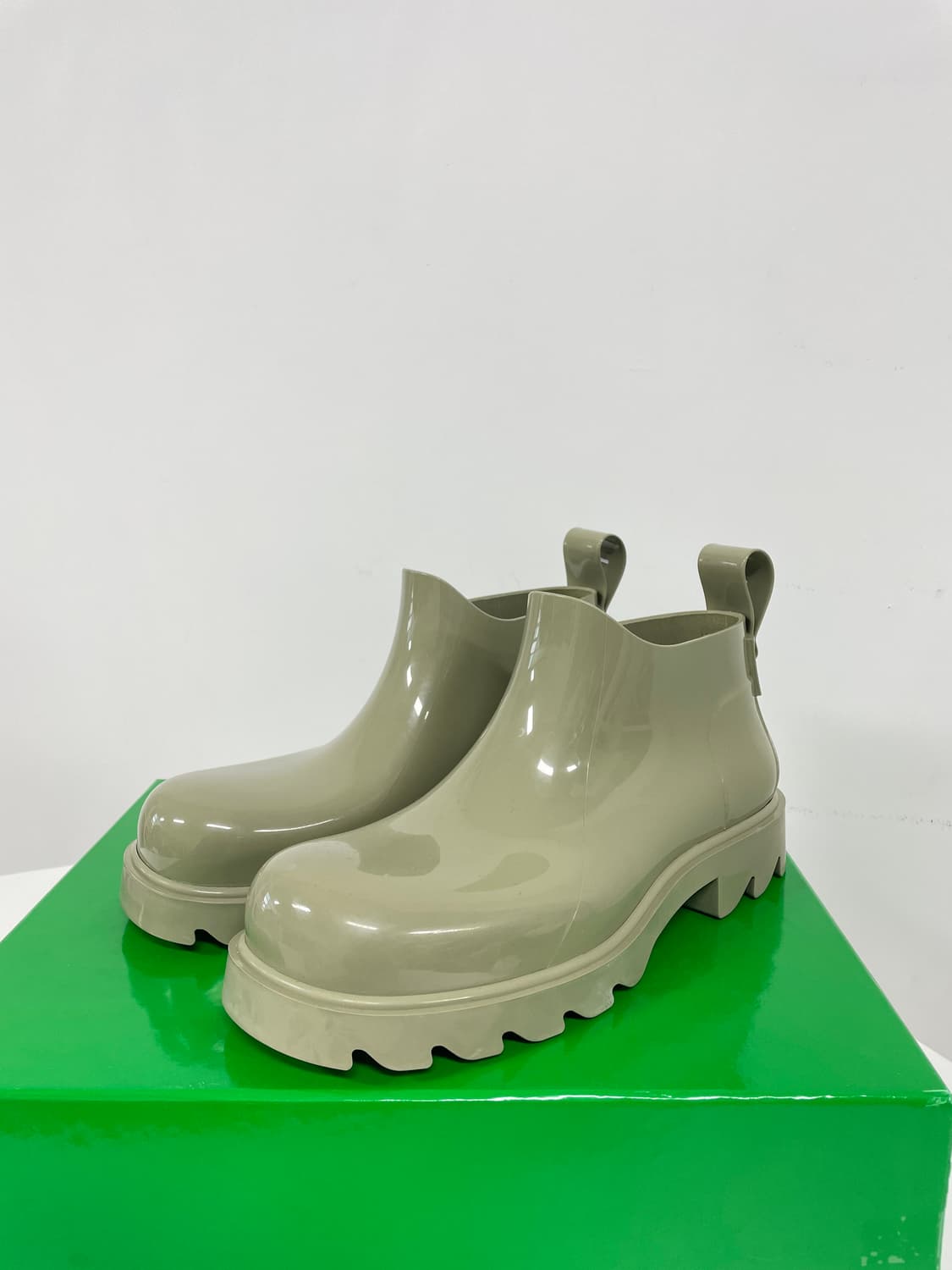 새상품 보테가 베네타 스트라이드 샤이니 러버 앵클 부츠 장화 트래버틴 상품이미지6