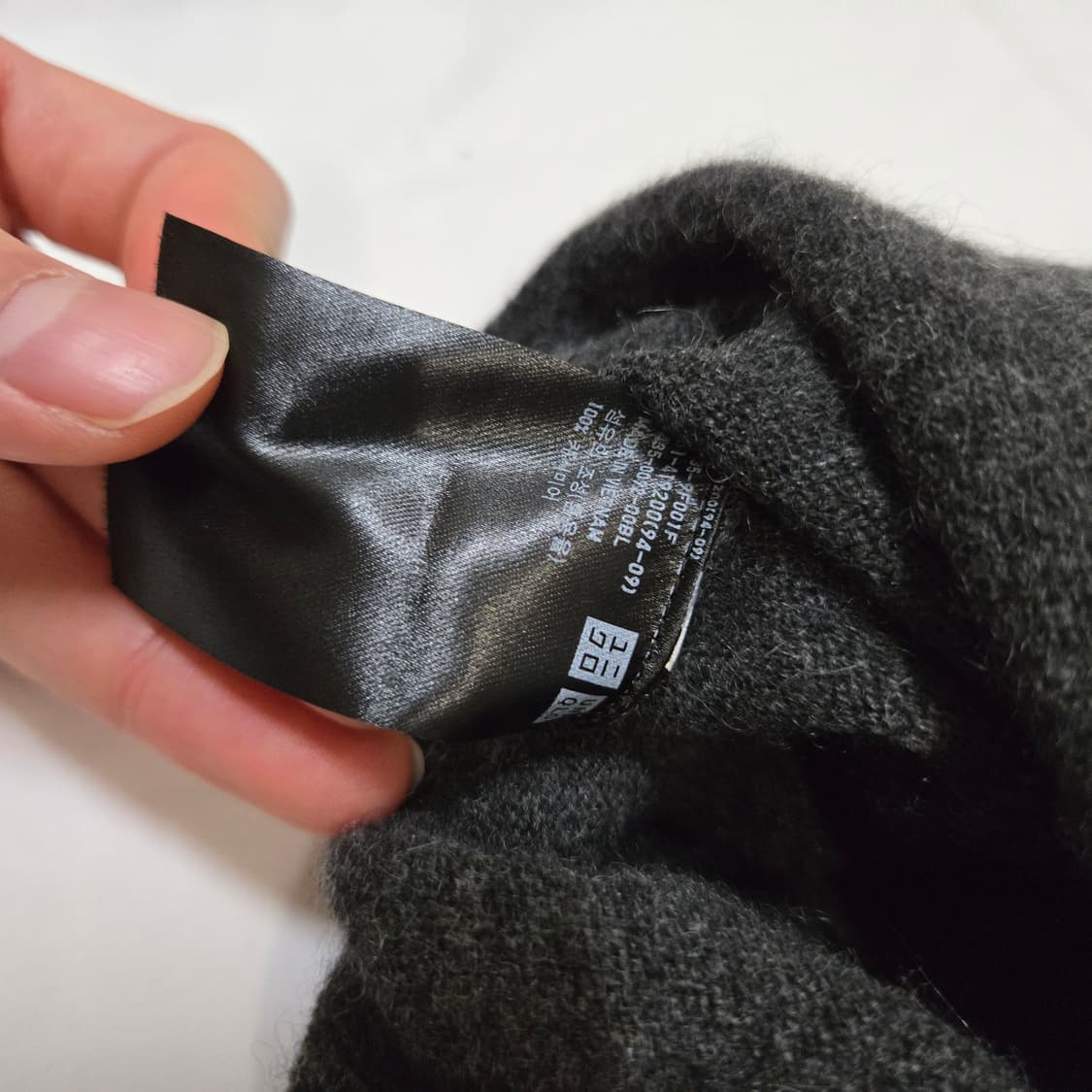 유니클로 캐시미어 V넥 스웨터 다크 그레이 상품이미지6