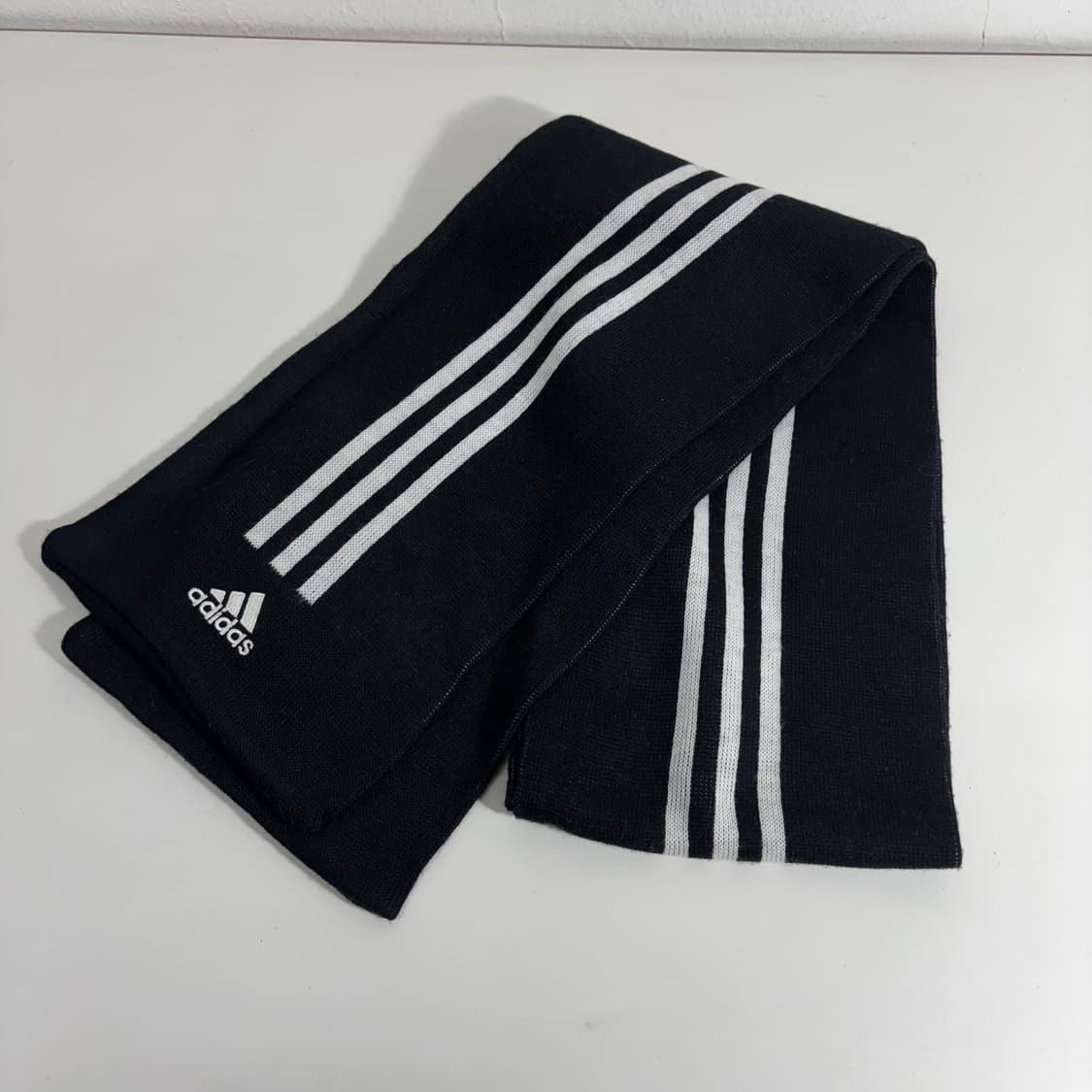 OS 아디다스 검흰 3스트라이프 숏 머플러 상품이미지1