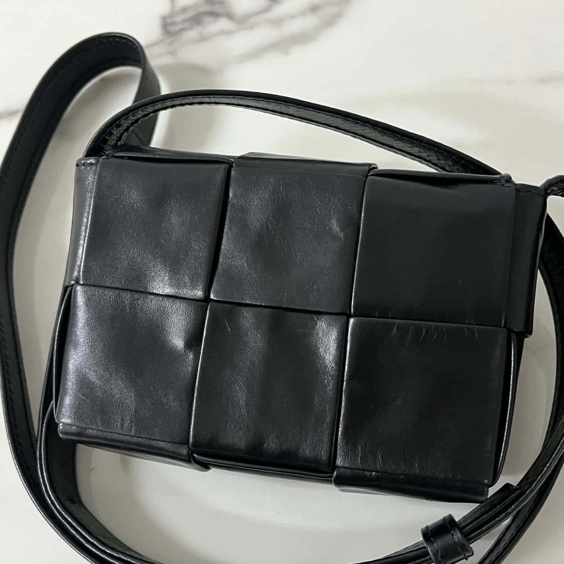 보테가베네타 카세트백 미니 블랙 레더 크로스백 가방 상품이미지3