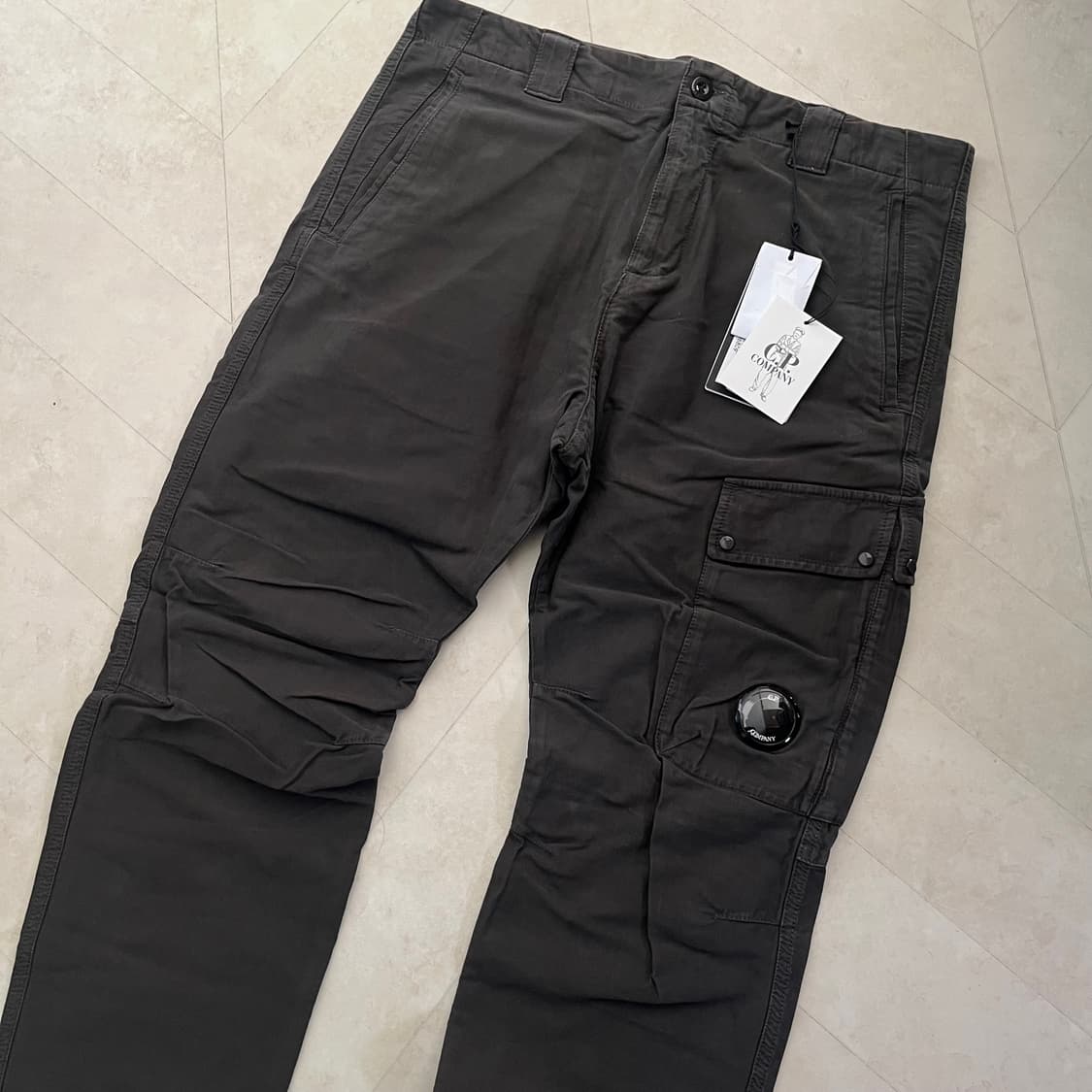 새상품(50)CP컴퍼니 오토만 스트레치 어고노믹 카고팬츠 다크그레이 상품이미지2