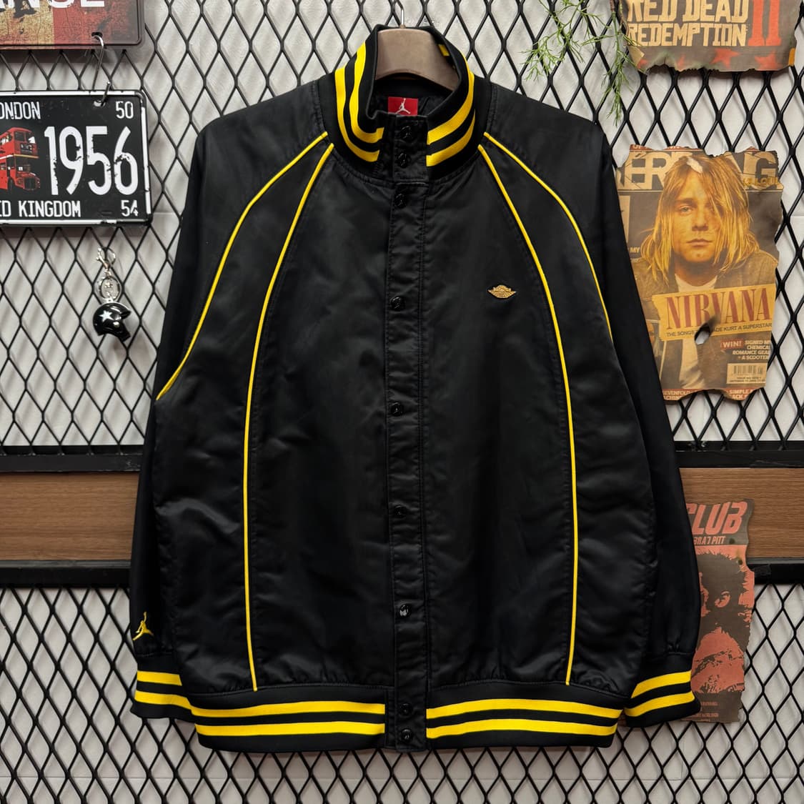 나이키 조던 새틴 바시티 자켓 후면 윙 로고 포인트 블랙 옐로 상품이미지2