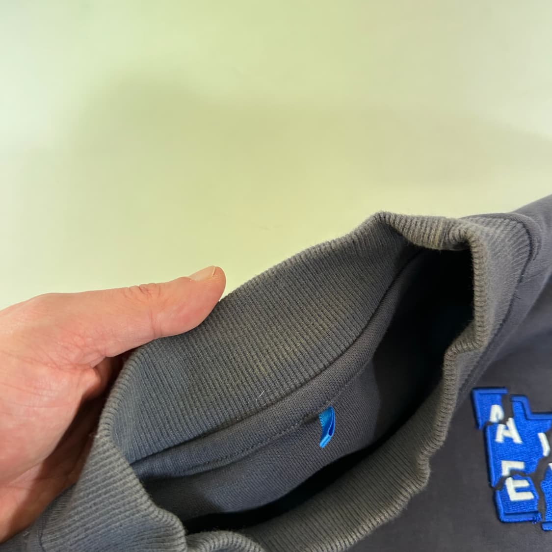 A2 아더에러 차콜 6주년 모크넥 맨투맨 상품이미지4