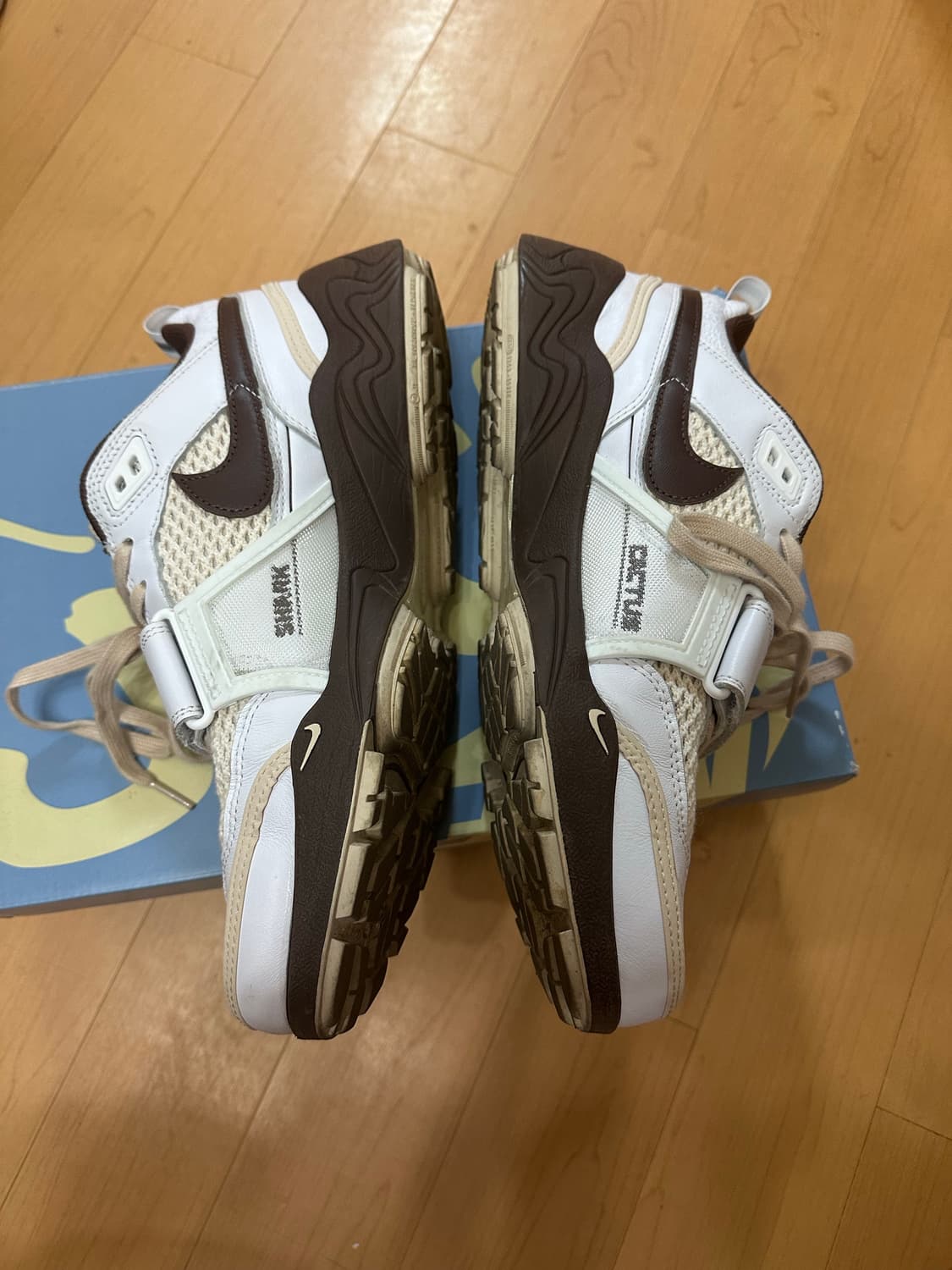 [290]나이키 x 트래비스 스캇 줌 필드 잭스 상품이미지2