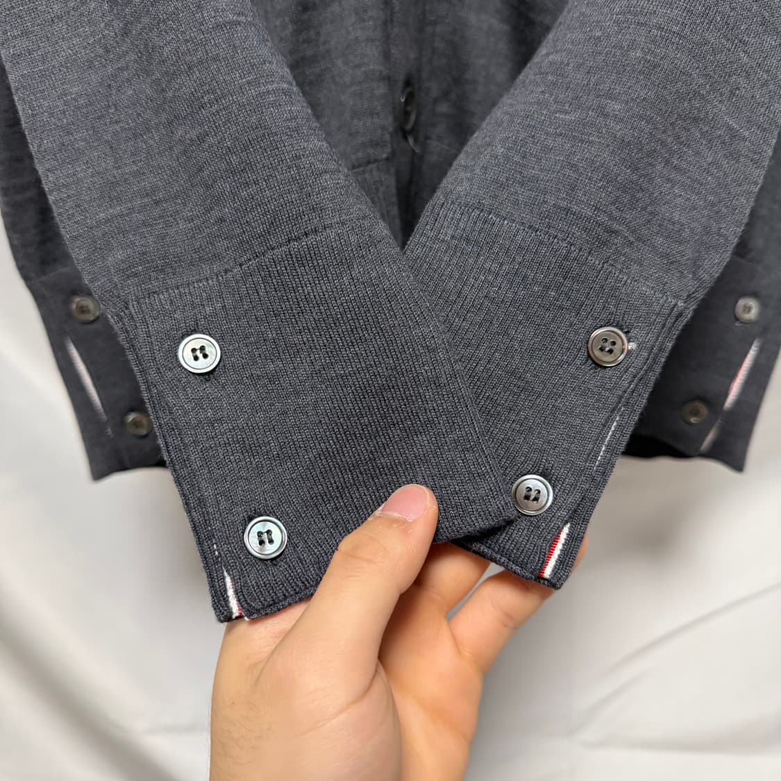 [새상품/선물가능] 톰브라운 사선완장 메리노 울 가디건 다크그레이 상품이미지7