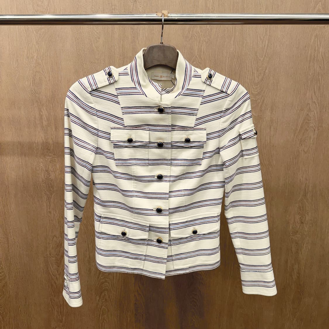토리버치 테일러드 자켓 블루 스트라이프 패턴 견장 디테일 레귤러핏 화이트 상품이미지2