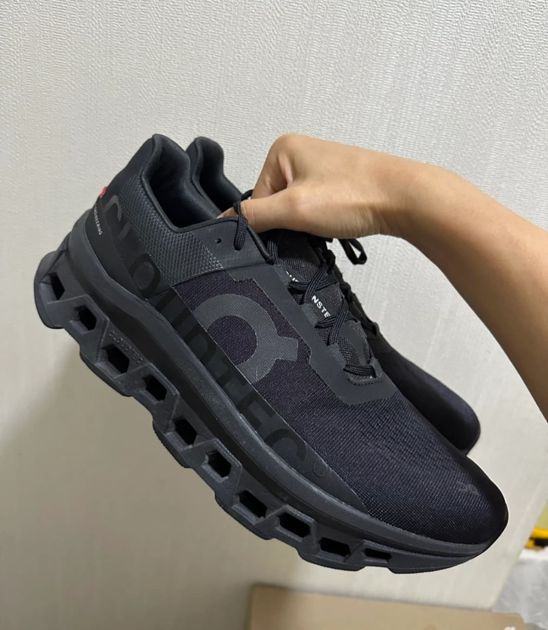 290) 온러닝 클라우드몬스터 블랙 팝니다 상품이미지2