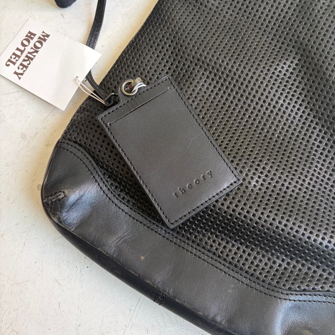 띠어리 빈티지 펀칭 가죽 크로스백 OS 상품이미지3