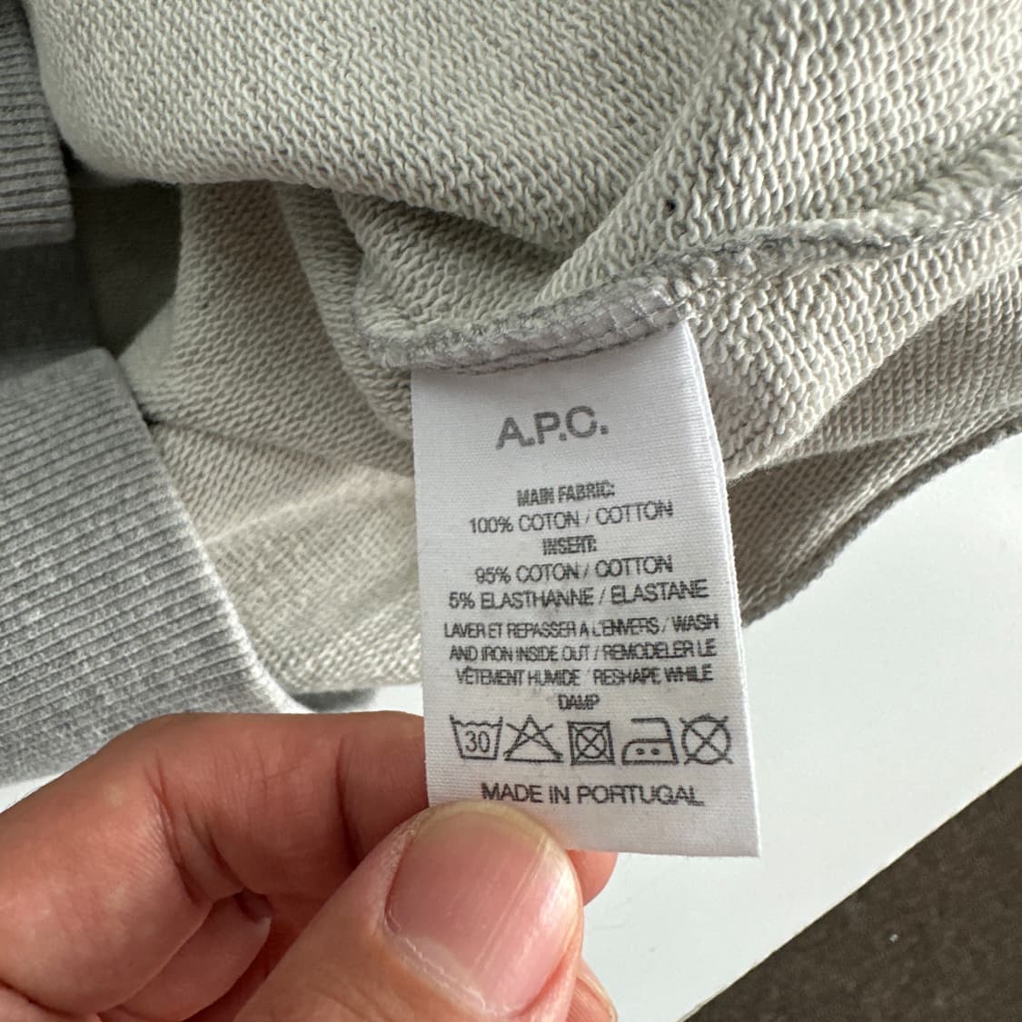 A.P.C 아트웍 패치 로고 맨투맨 상품이미지4