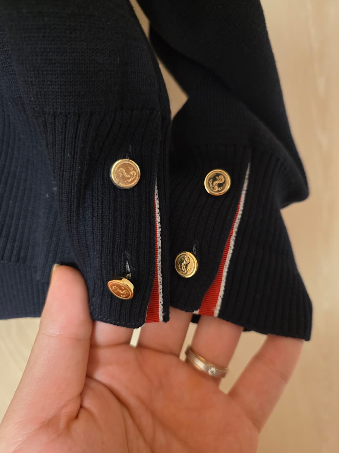 [5] 25FW 톰브라운 밀라노스티치 금장 가디건 풀구성 상품이미지5