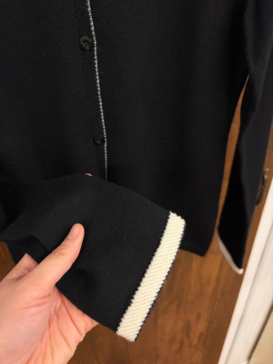 꾸레쥬 정품 블랙 배색 로고가디건 상품이미지5