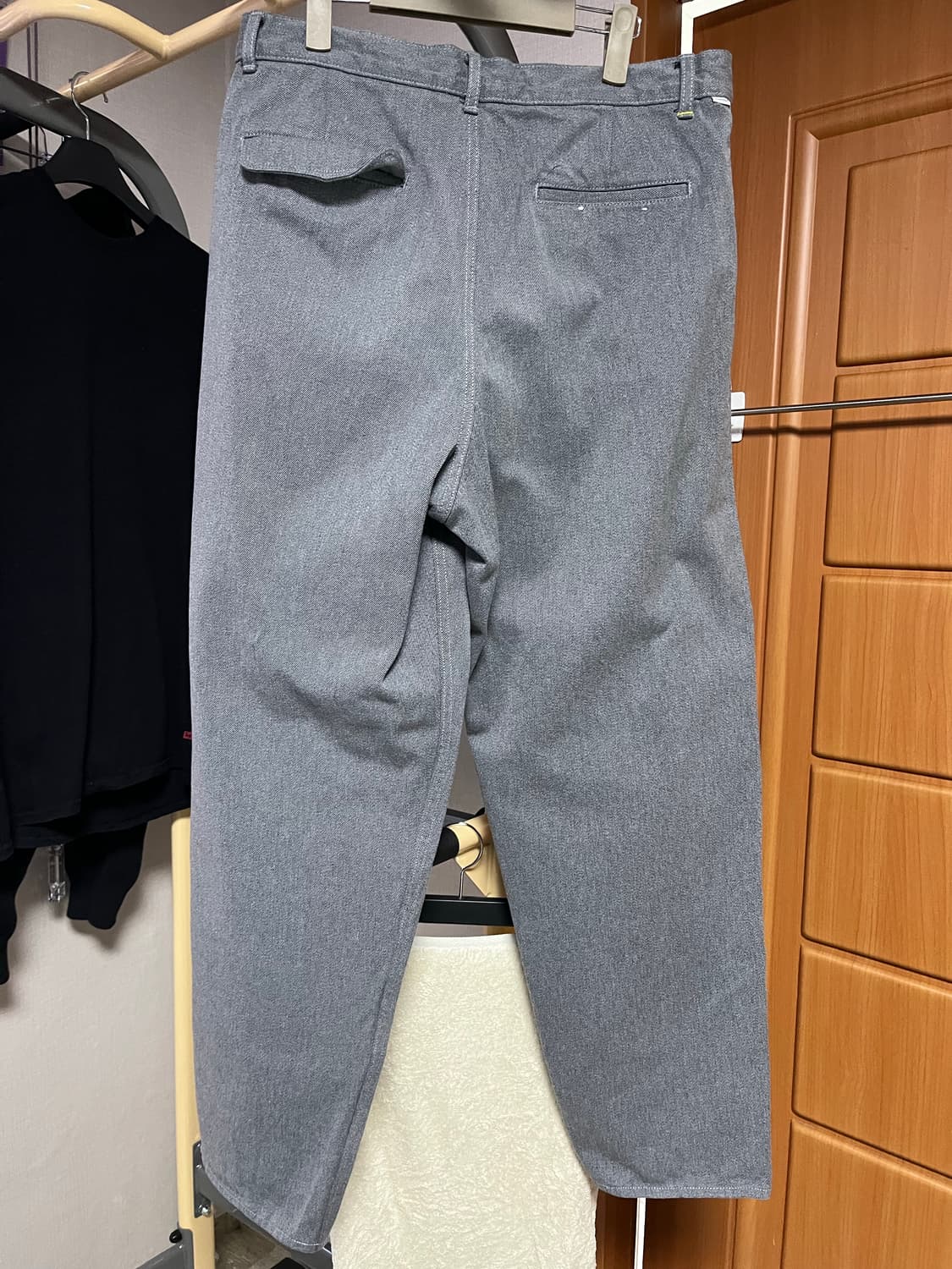 그라프페이퍼 컬러패스트 투턱 테이퍼드 그레이진 상품이미지2