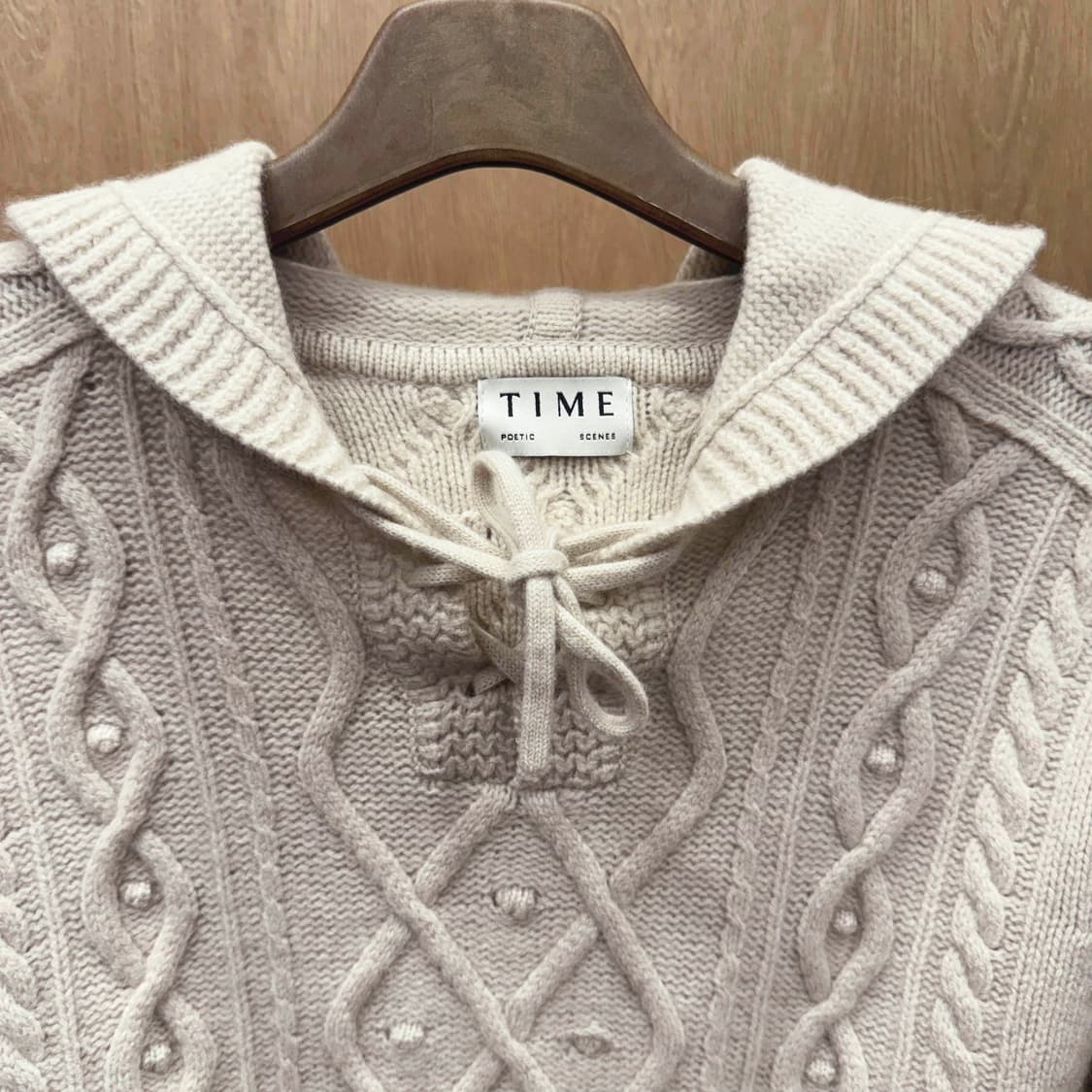 타임 케이블 니트 후드 리본 스트링 넥 디테일 크롭 연핑크 상품이미지6