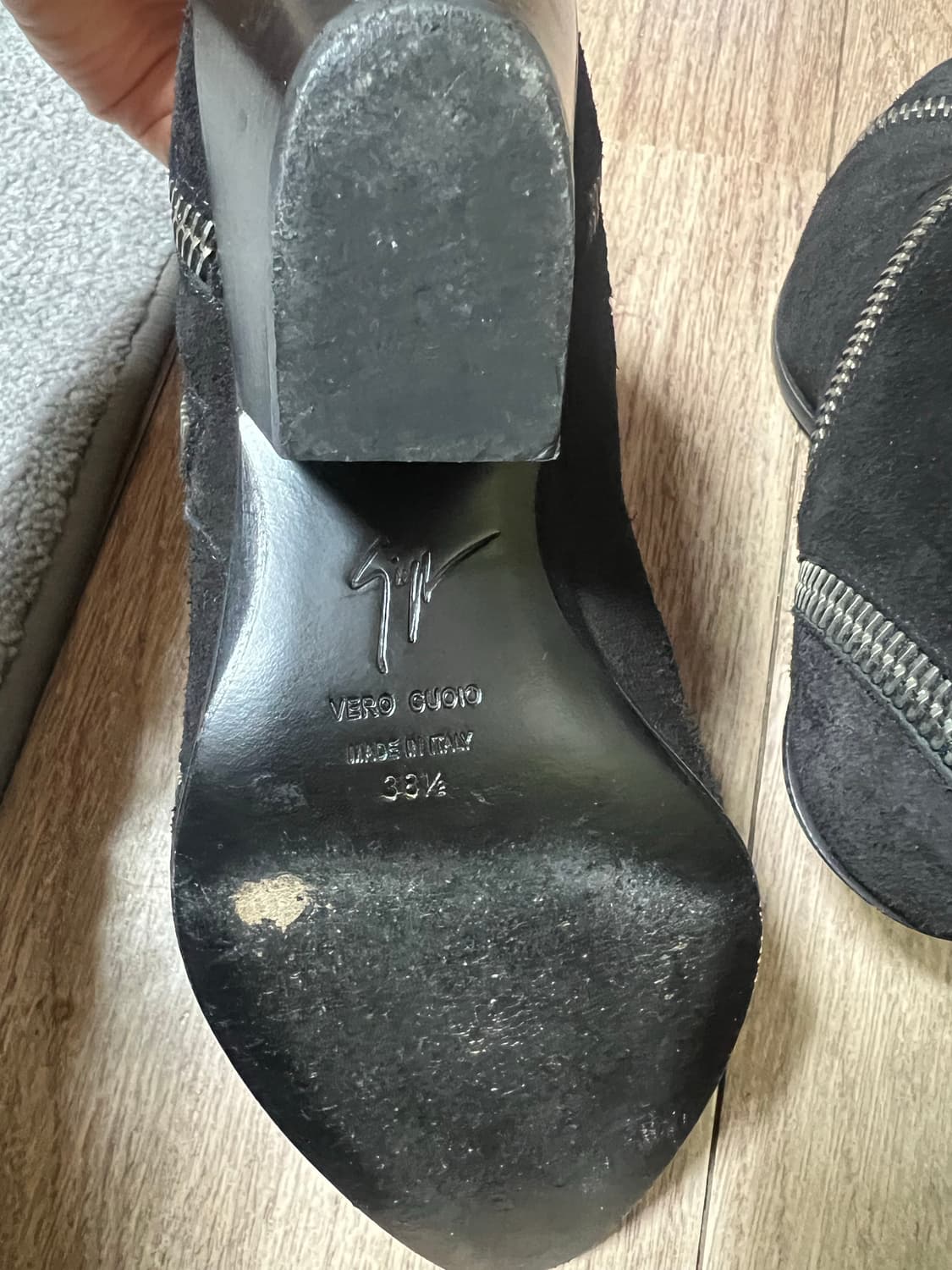 쥬세페쟈노티 블랙 스웨이드 지퍼 앵클 부츠 상품이미지4