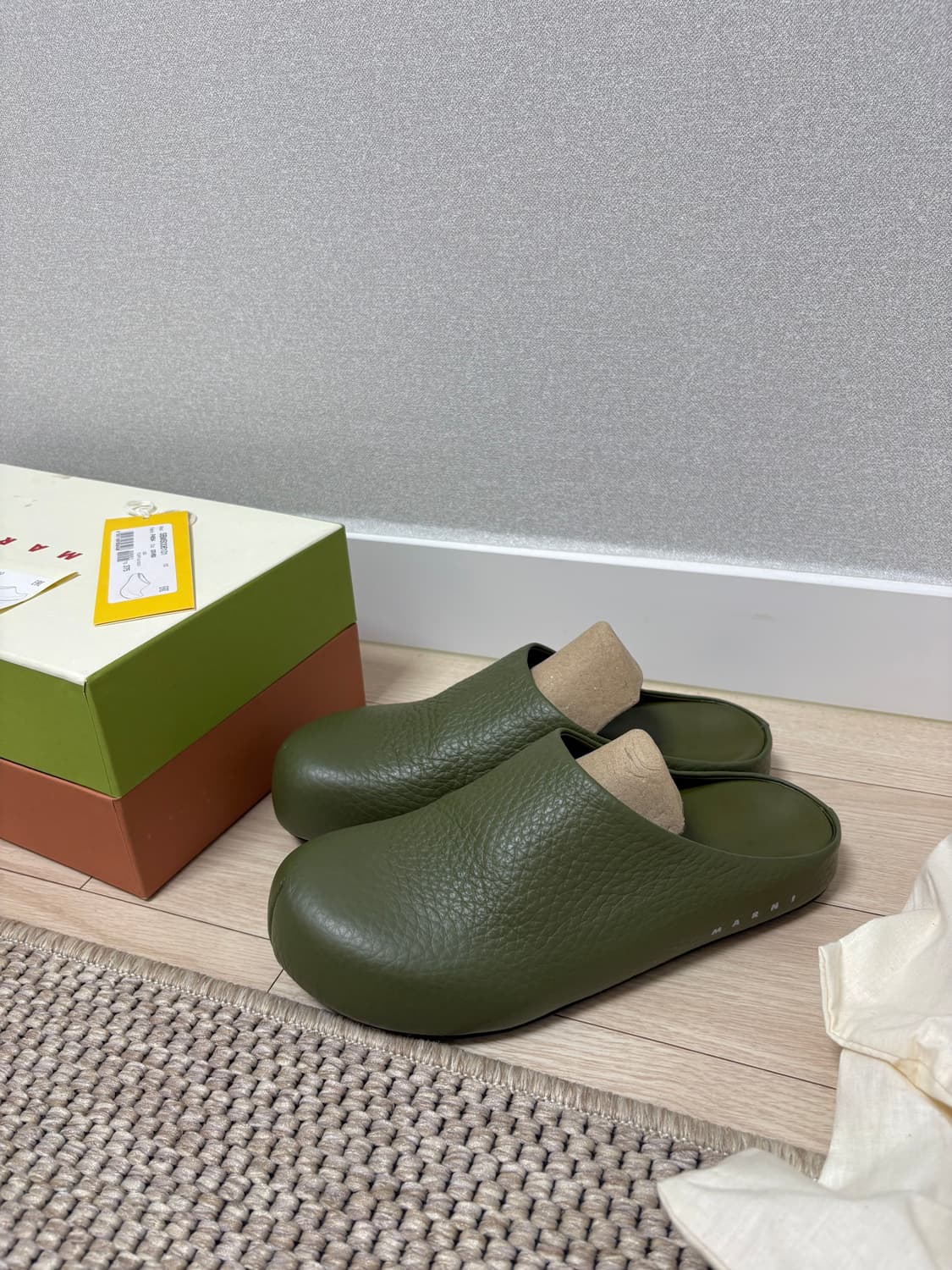 마르니 그레인 레더 뮬 클로그 카키 37.5 상품이미지4