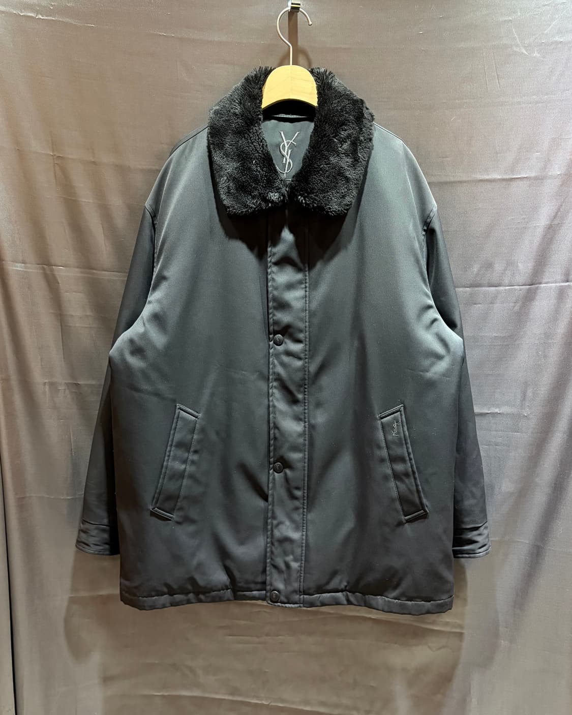 XL YSL 입생로랑 포켓 심볼로고 패디드 블랙 폴리쉘 상품이미지3