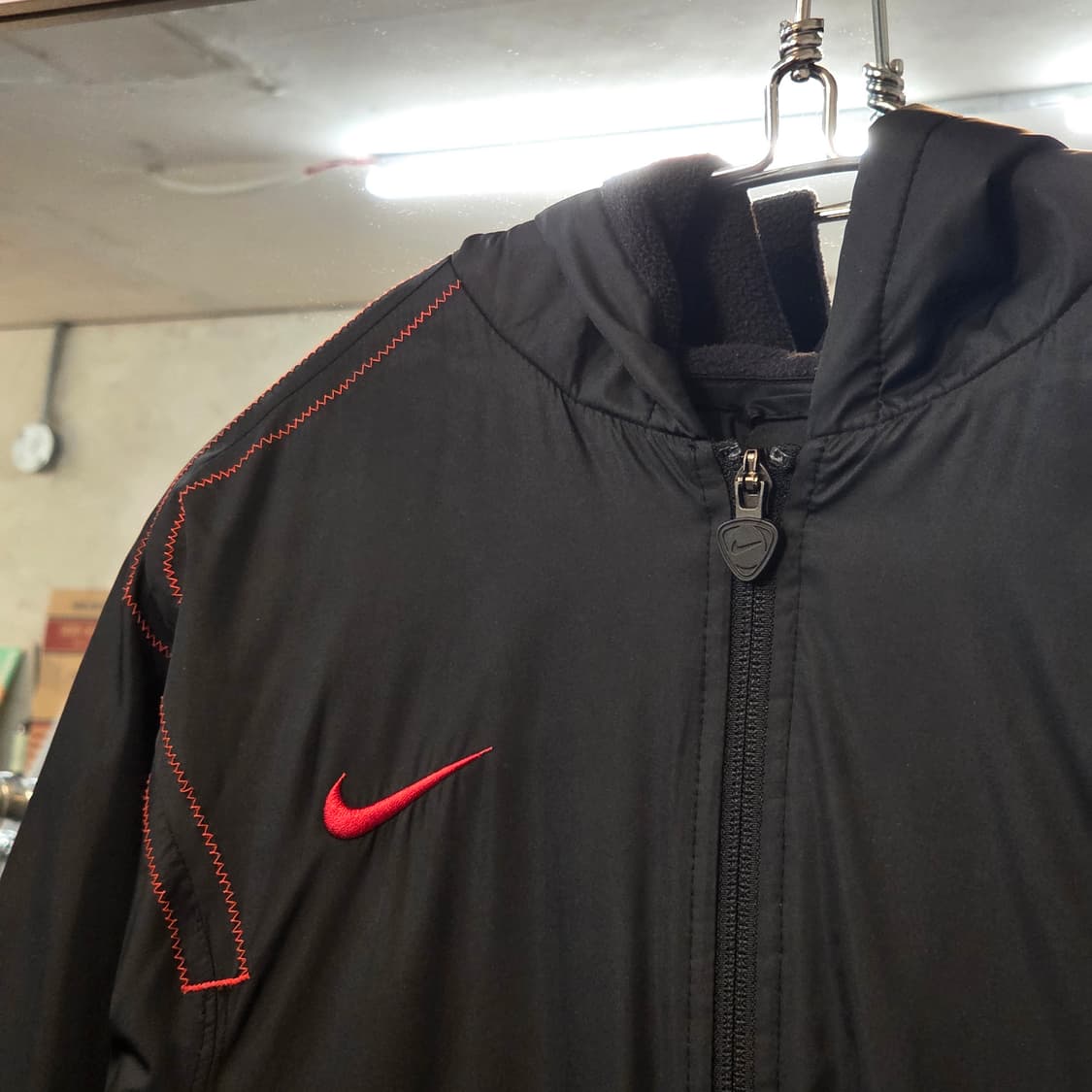 NIKE 블랙 누빔 후드 바람막이 점퍼 상품이미지2