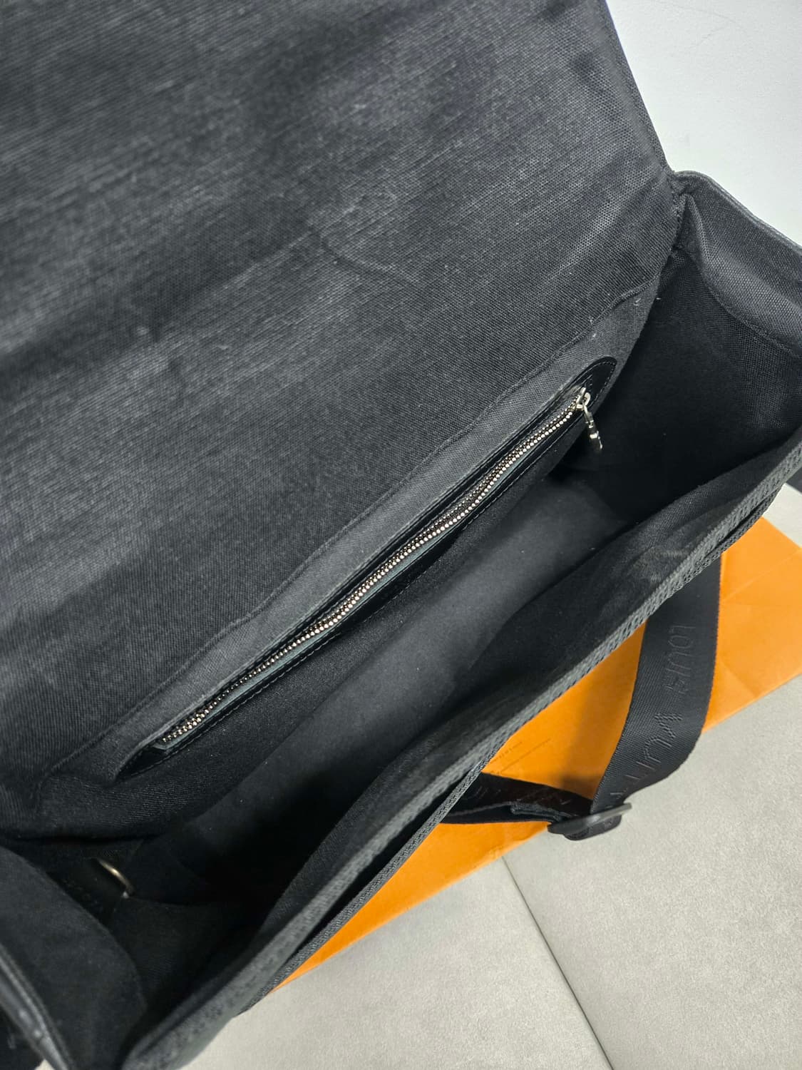 [보증서 정품] 루이비통 타이거 디스트릭트 숄더백 상품이미지8