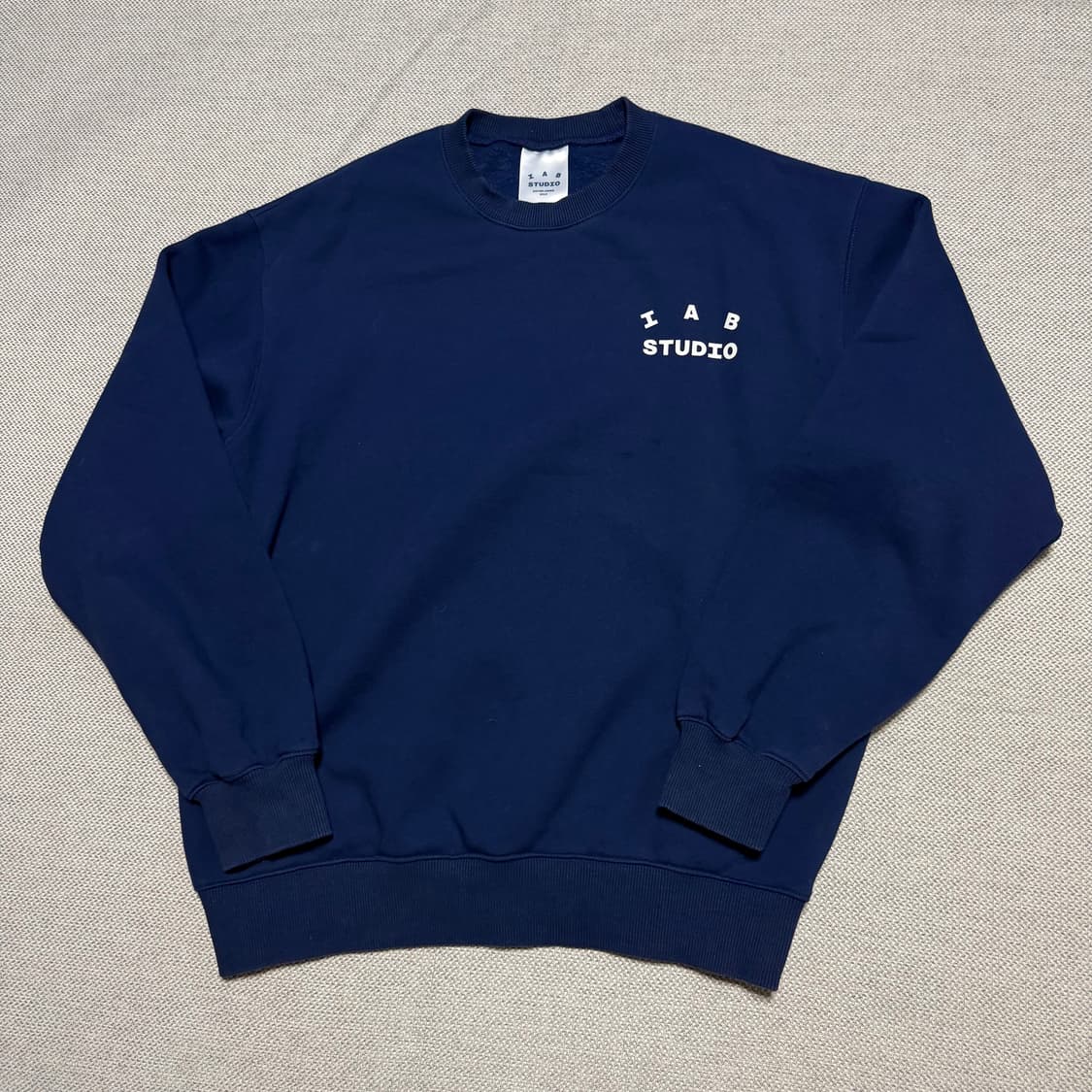 아이앱 IAB 스튜디오 네이비 맨투맨 티셔츠 상품이미지1