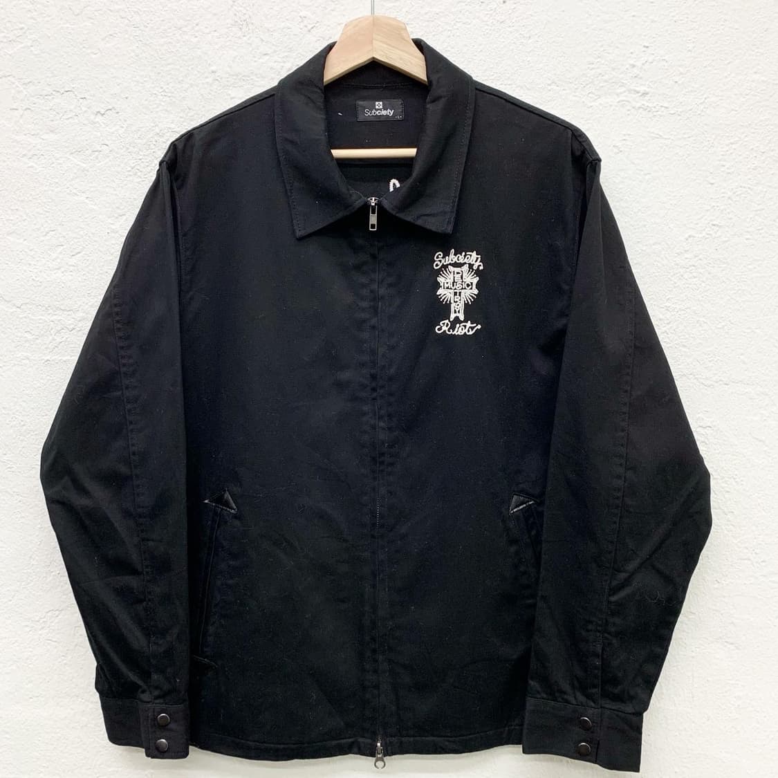 서브사이어티 블랙 레터링 십자가 자수 워크 자켓 상품이미지2
