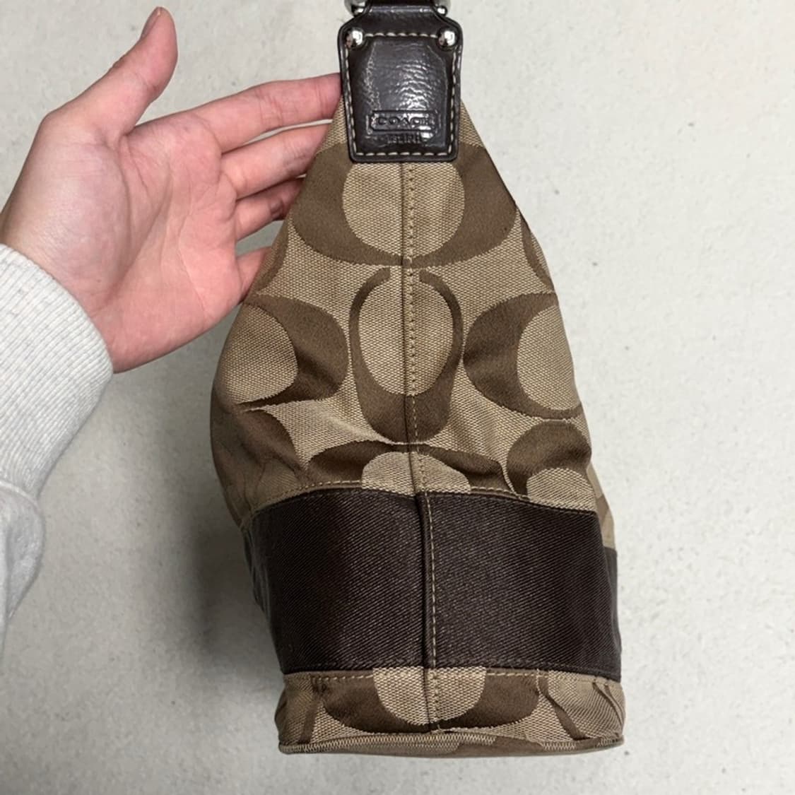 COACH 시그니처 캔버스 호보 숄더백 상품이미지5