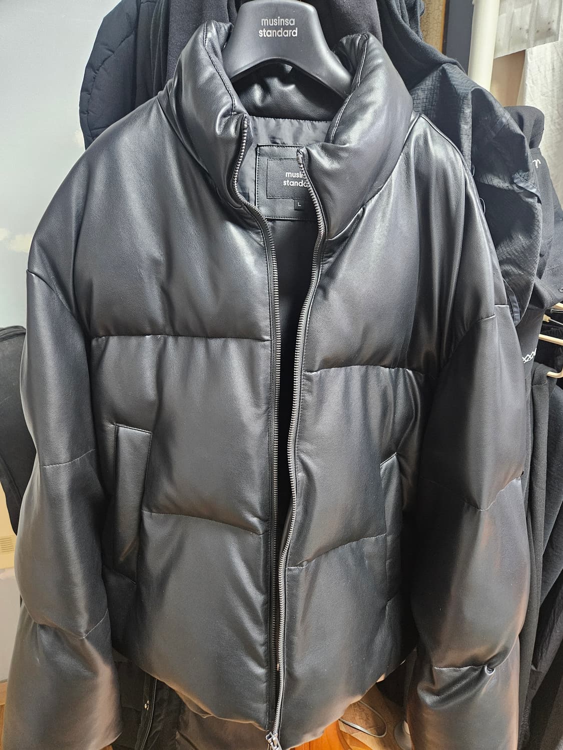 무탠다드 비건 레더 푸퍼 숏 패딩 재킷 [블랙] 상품이미지2