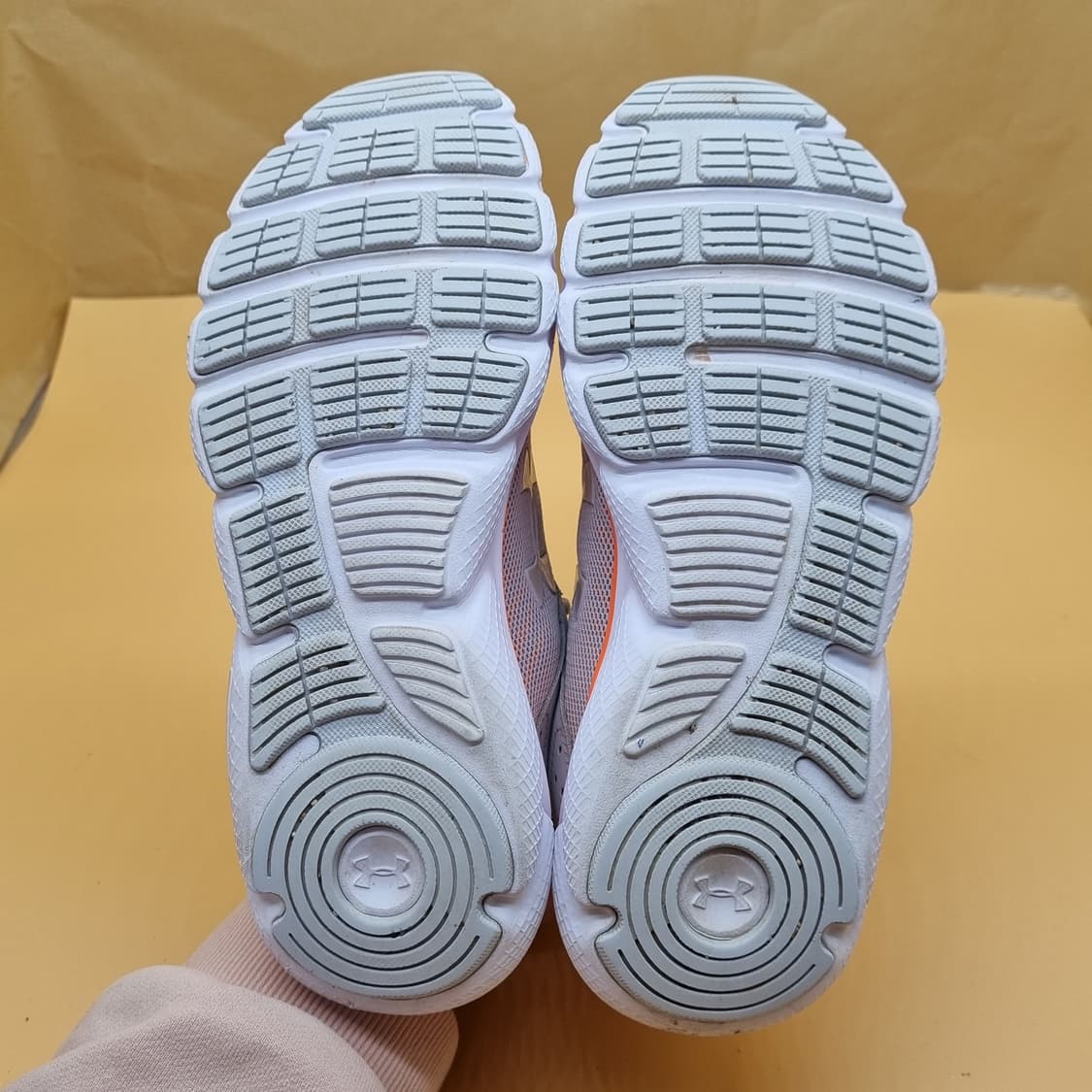 언더아머UA 차지드 어서트8 여성운동화240. 상품이미지3