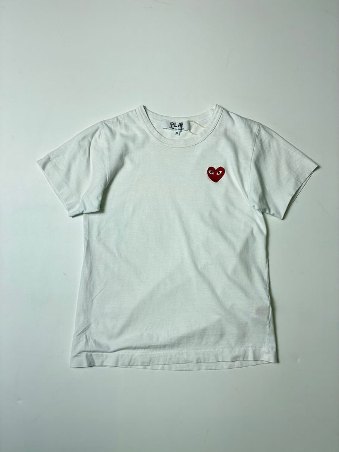 꼼데가르송 우먼스 하트 와펜 반팔 티셔츠 PN8571 상품이미지1