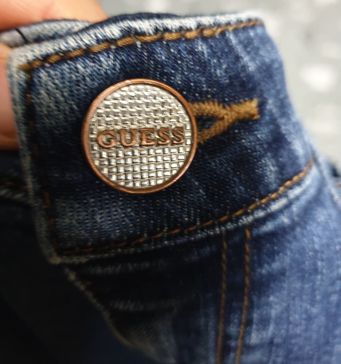 게스 슬림핏 금장 뱃지 스판 데님팬츠 (32) 상품이미지3