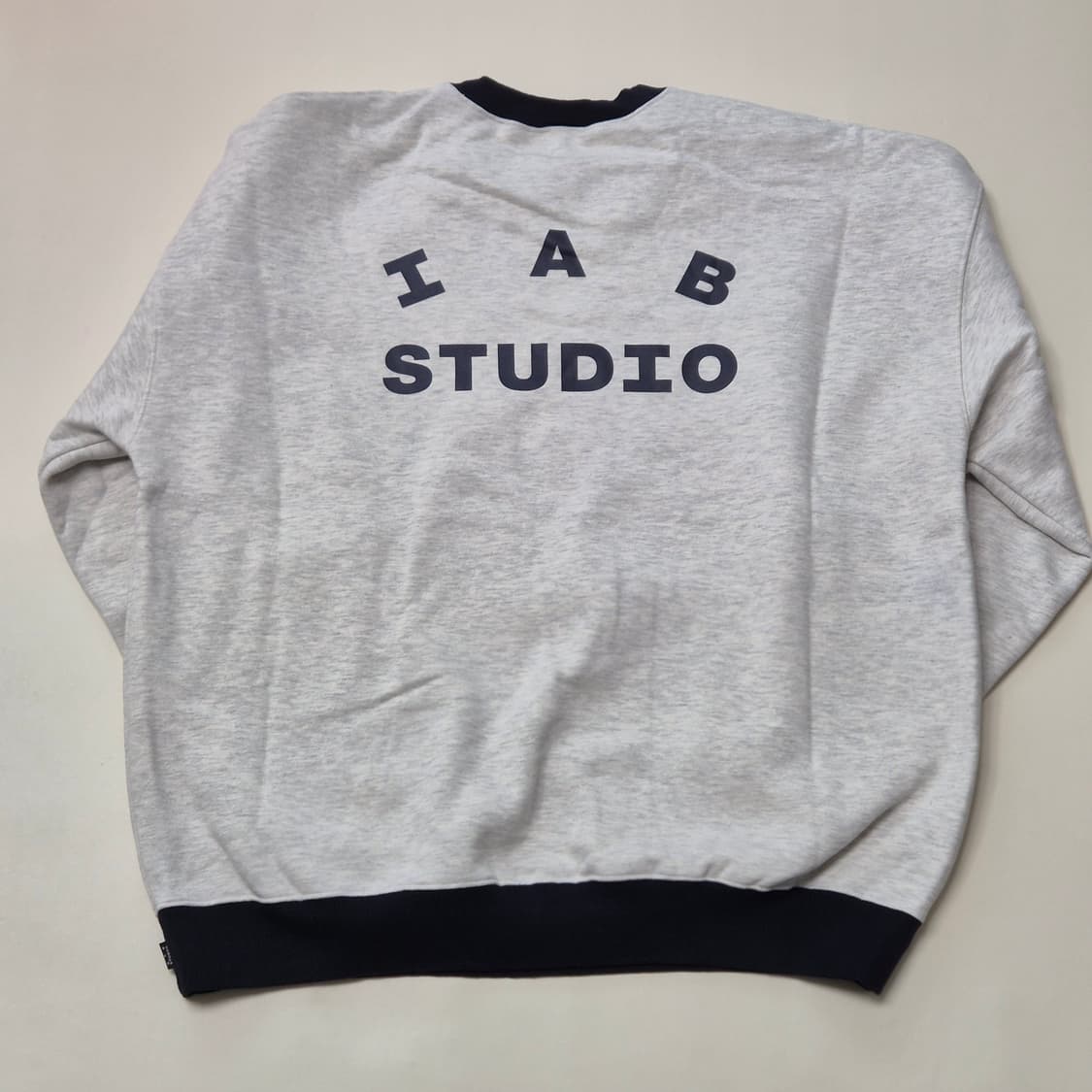 아이앱스튜디오 맨투맨 스웨트셔츠 오트밀 네이비 XL 상품이미지3