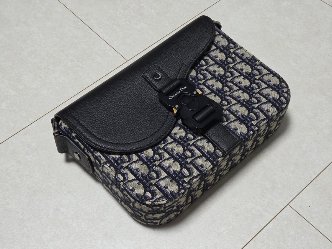 디올 새들 스몰 플랩 스트랩백 상품이미지1