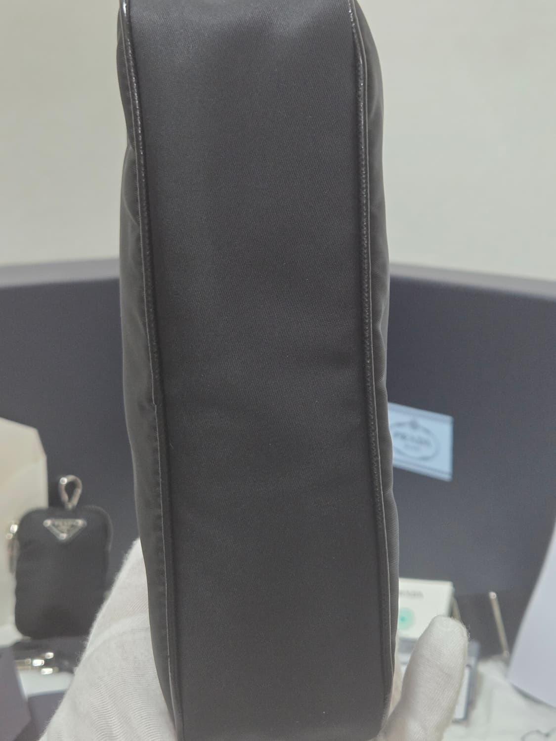 [새상품급, 24년식] 프라다 리에디션 테수토 은장 체인 호보백  상품이미지9