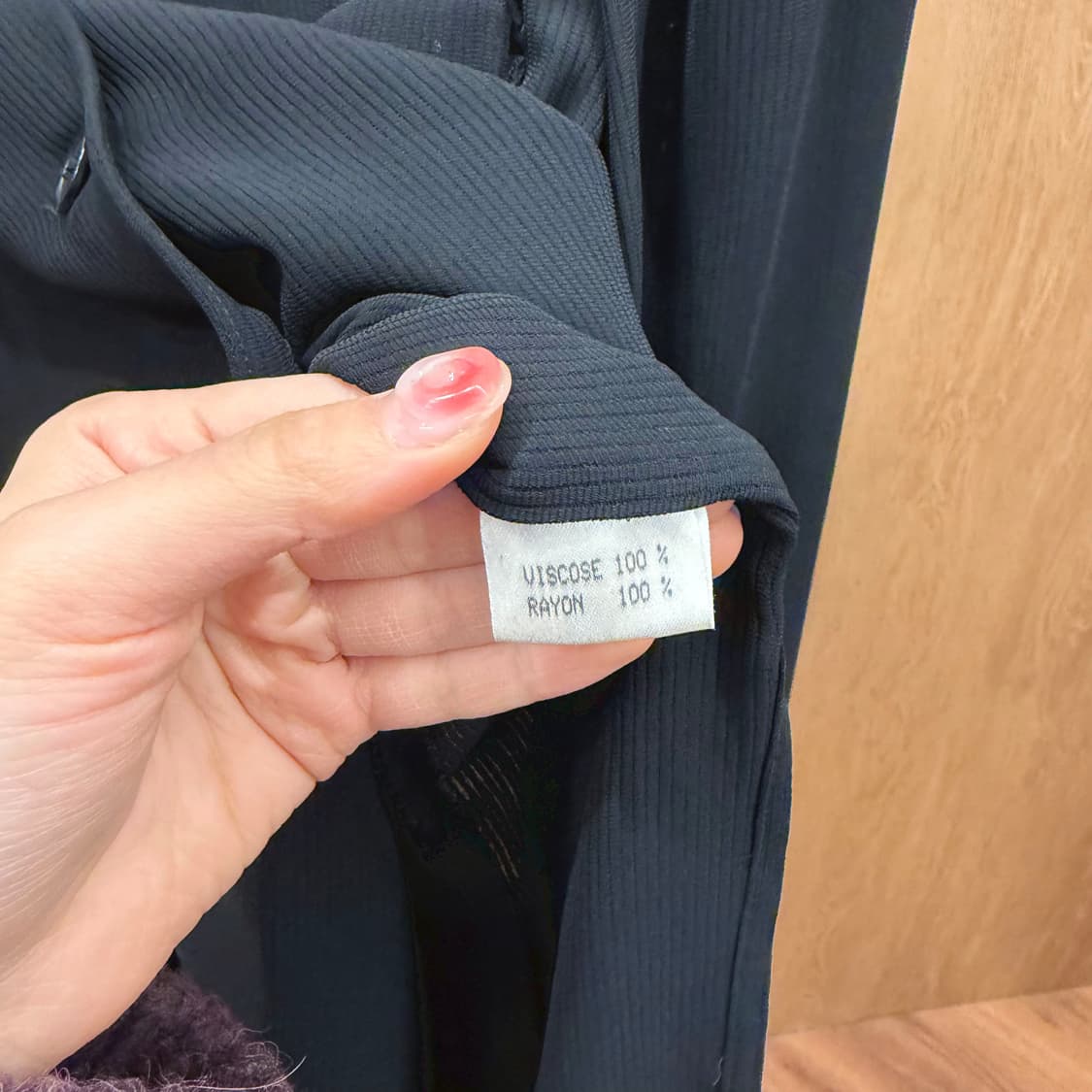 아포스트로피 미디 원피스 노카라 브이넥 어깨 견장 디테일 루즈핏 블랙 상품이미지7