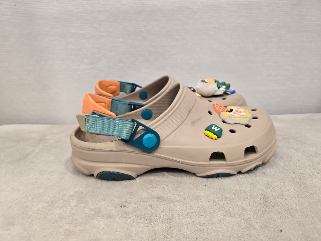 크록스 샌들 베이지색 버즈 라이트이어 지비츠 포함 260 상품이미지3