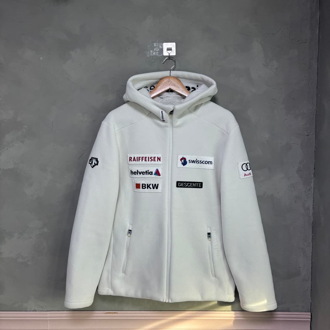 데상트 아우디 스위스 스키팀 플리스 화이트 상품이미지1