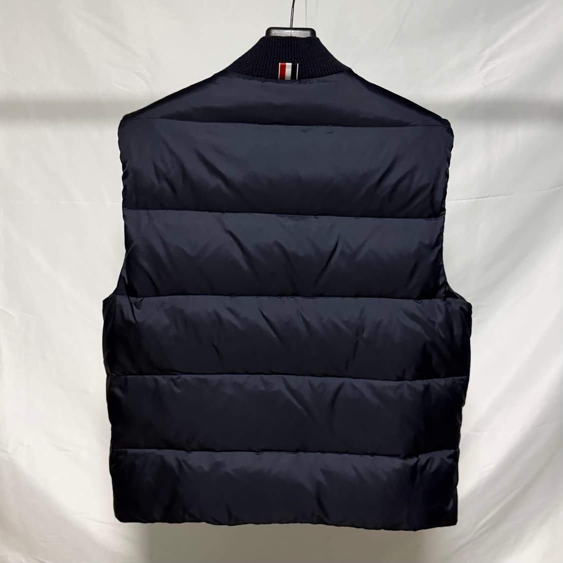 [S+급/3] 톰브라운 사선완장 매트 나일론 조끼패딩 네이비 상품이미지4
