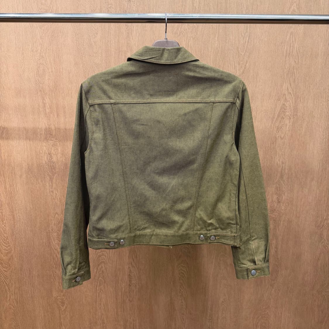 막스앤코 슬림핏 클래식 데님 트러커 자켓 버튼 플랩 포켓 디테일 카키 상품이미지3