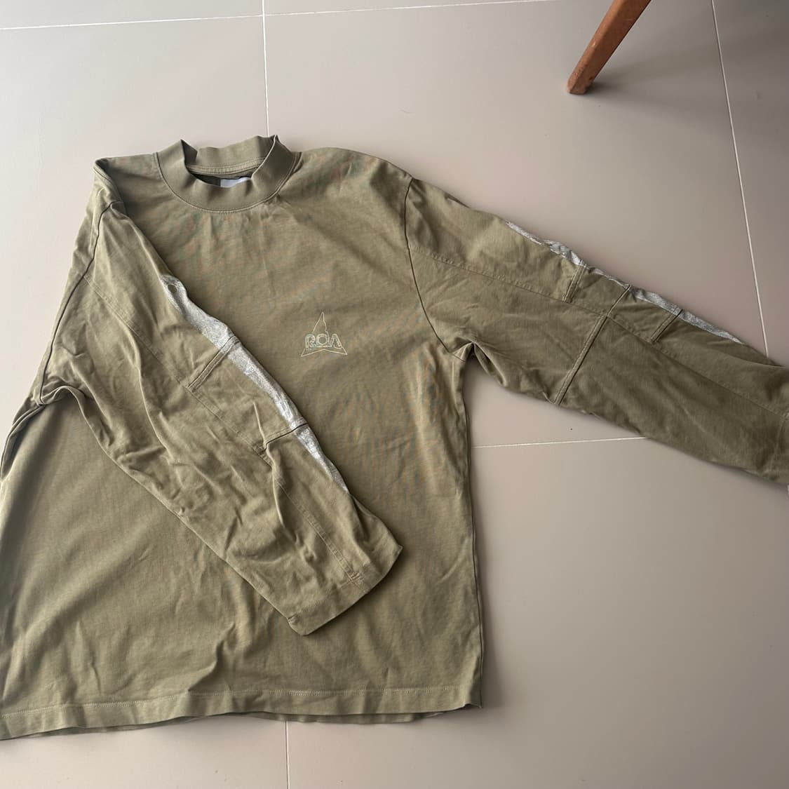 Roa long sleeve M사이즈 팝니다. 상품이미지2