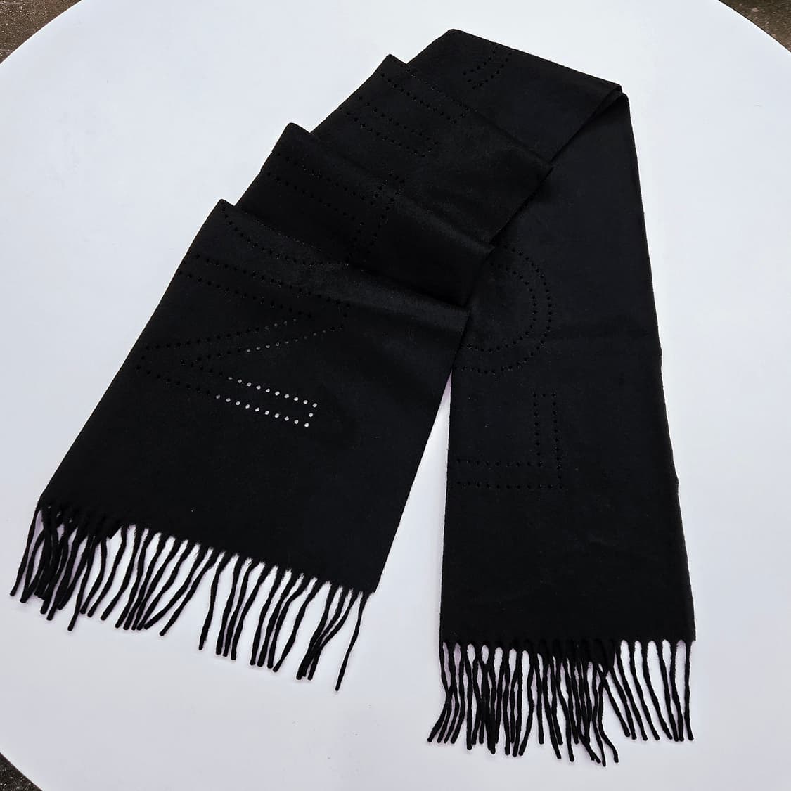 루이비통 레터링 펀칭 캐시미어 머플러 상품이미지1