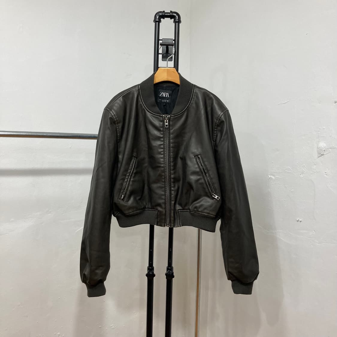 자라(Zara) 크롭 레더 봄버 재킷 상품이미지4