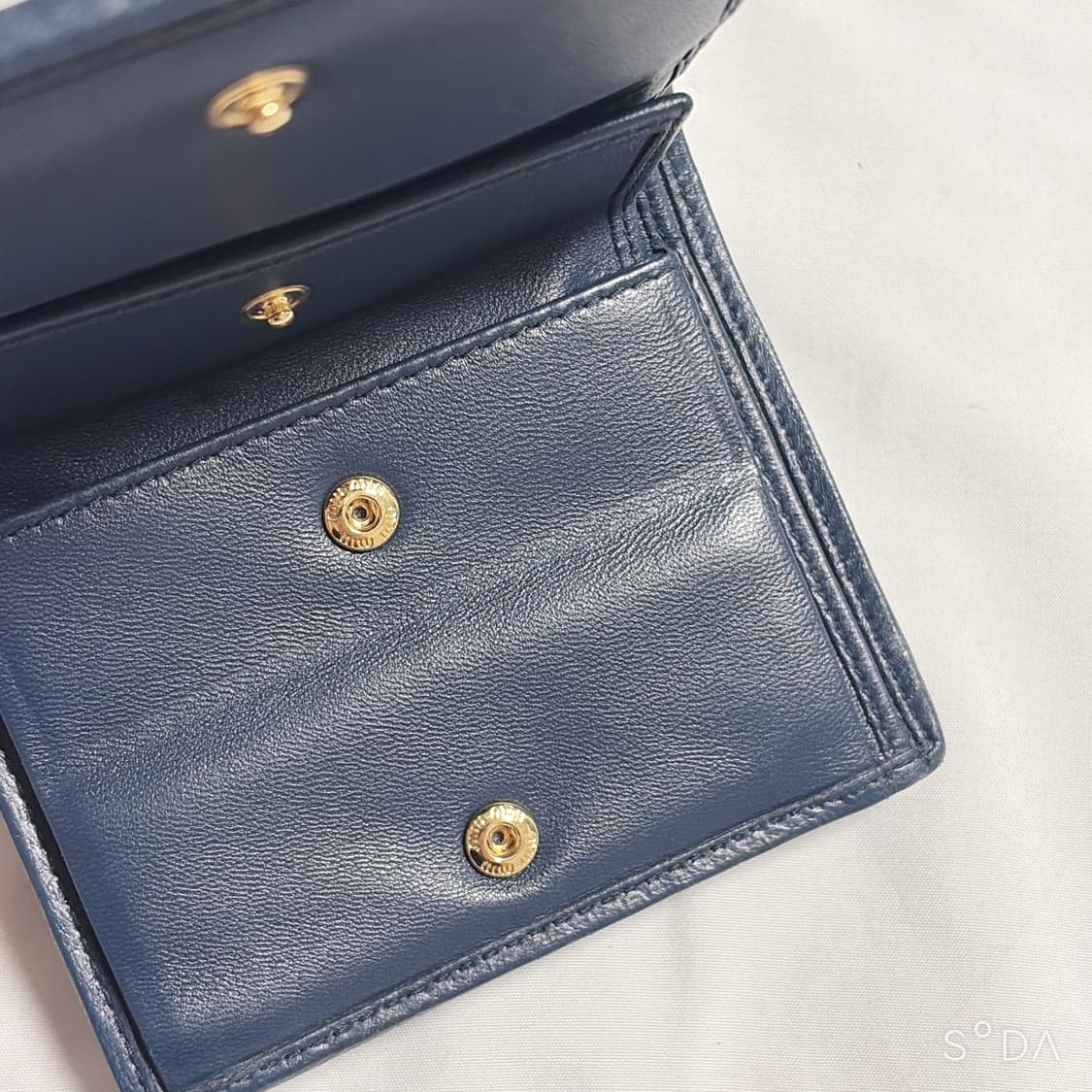 미우미우 마테라쎄 반지갑 네이비 상품이미지5