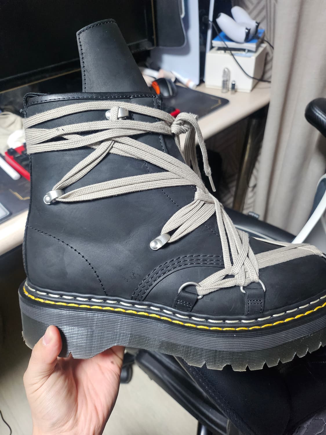 닥터마틴 릭오웬스 메가레이스 부츠입니다 상품이미지1