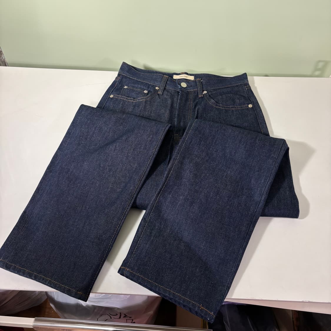 우먼M 스앨더 SALTHE 레귤러핏 생지 데님팬츠 상품이미지1