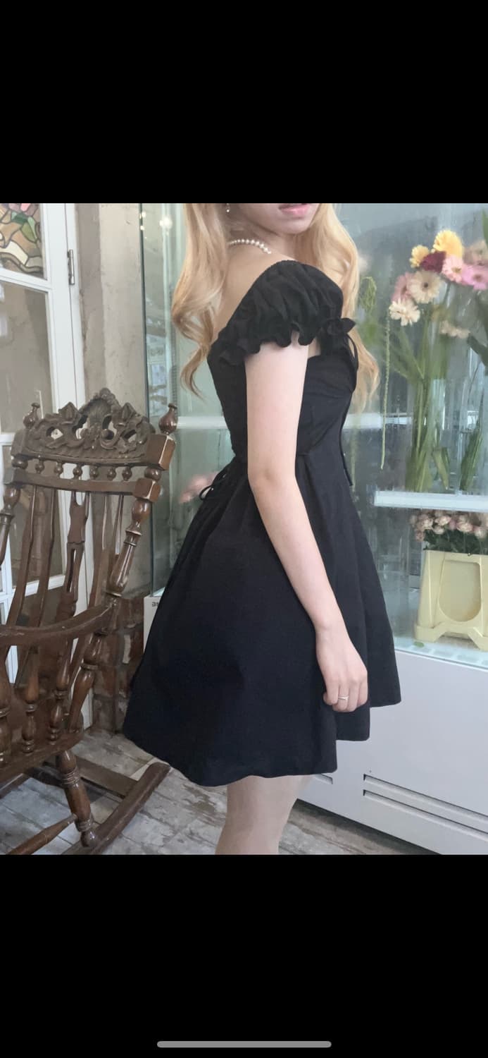 러블리 퍼프 프릴 리본 오픈숄더 원피스 블랙 상품이미지2