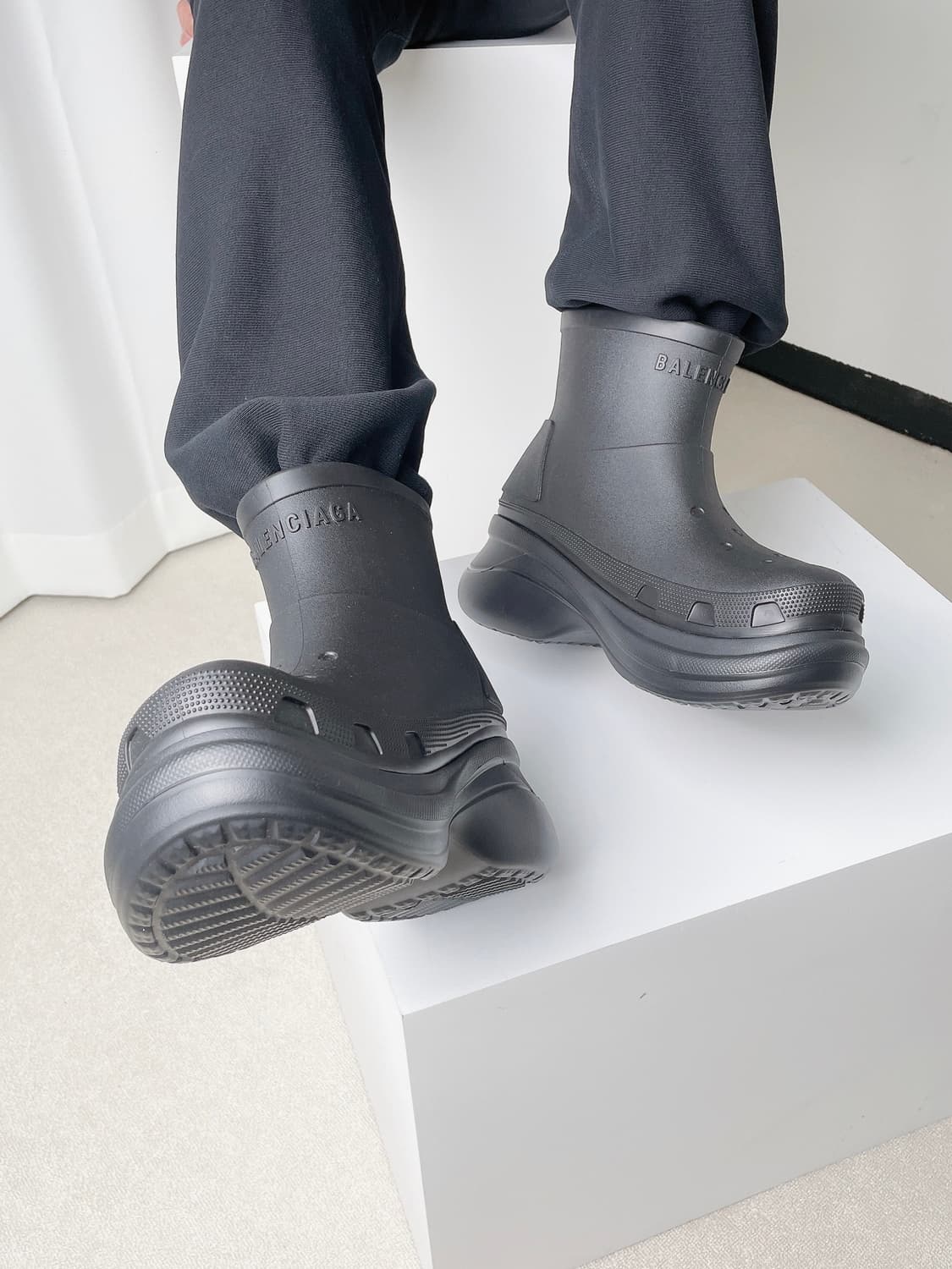 (정품/새상품) BALENCIAGA 발렌시아가 X 크록스 남성 부티 블랙 상품이미지7