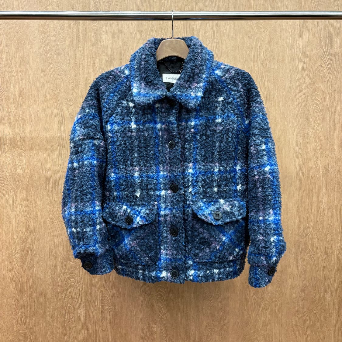 캘빈클라인 라운드 숏카라넥 페이크퍼 자켓 타탄 체크 패턴 디테일 블루 상품이미지2