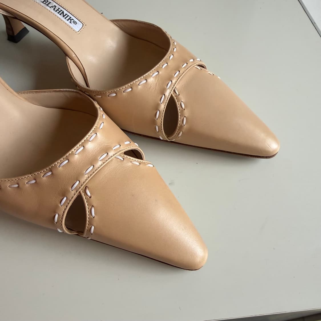 마놀로 블라닉 누디 스틸레토 컷아웃 디테일 키튼 힐 상품이미지5