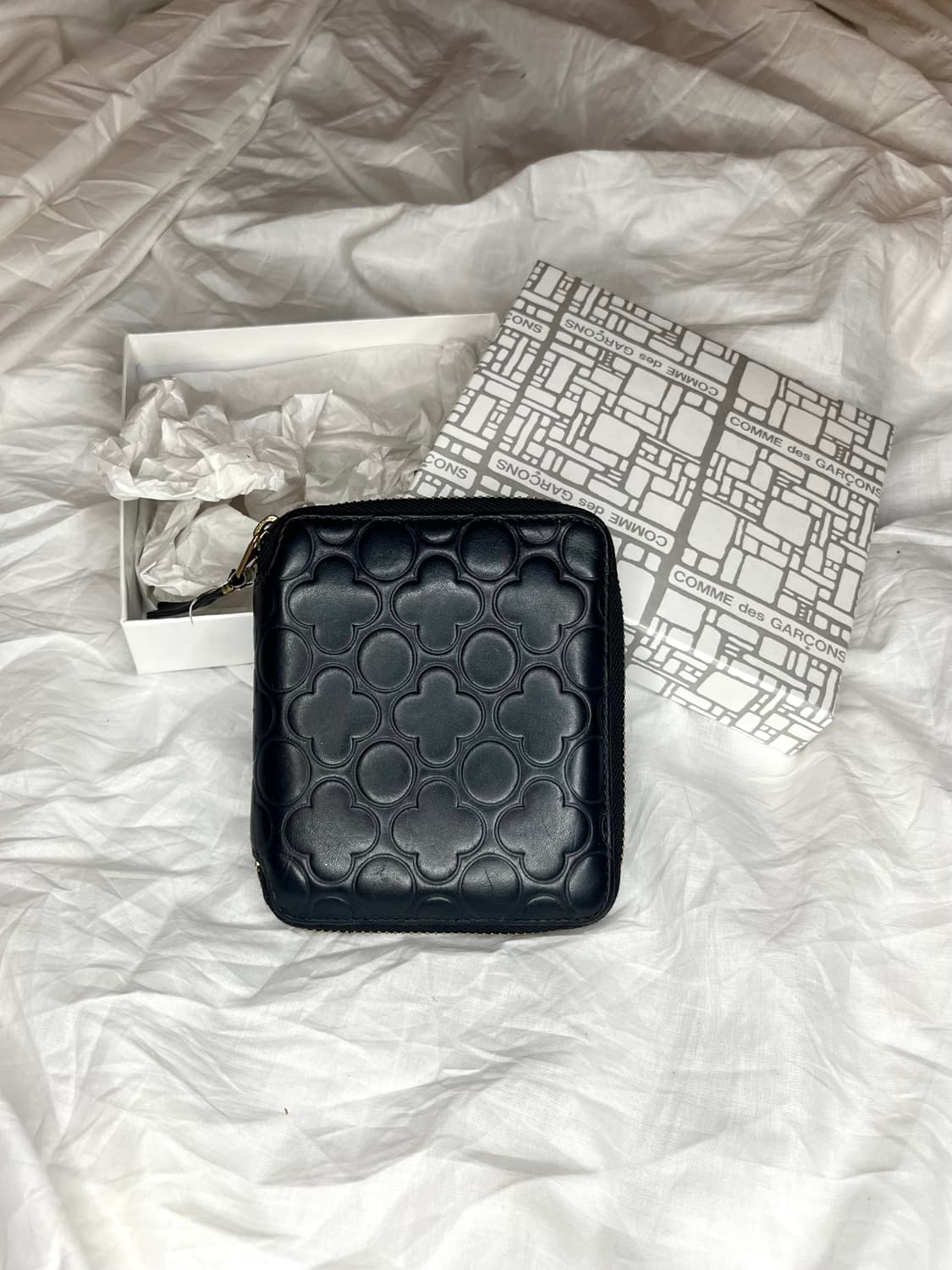 꼼데가르송 엠보싱 패턴 집 어라운드 레더 지갑 상품이미지1